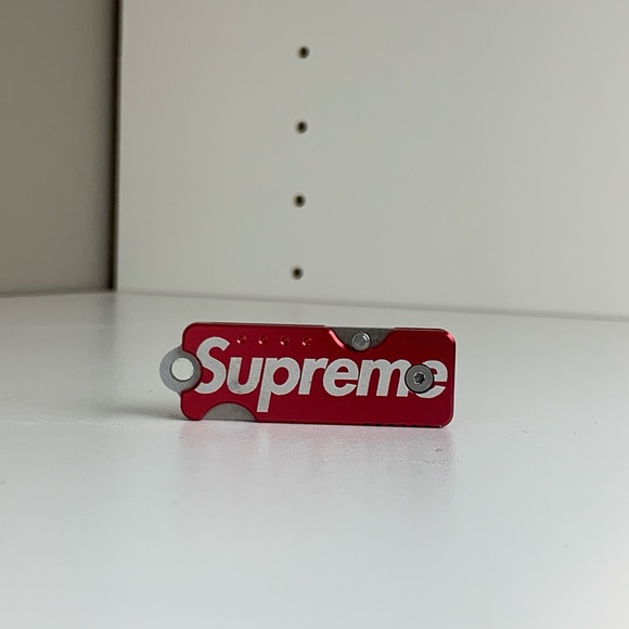 Supreme Quiet Carry Knife Red - Picture 3 of 4